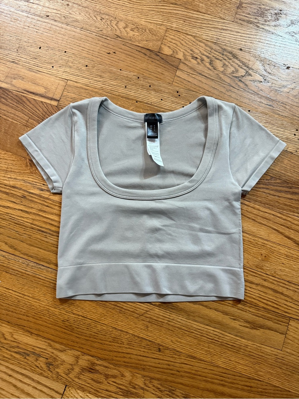 Women’s low scoop neck crop top